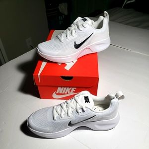 Nike wearallday size 7men white/black